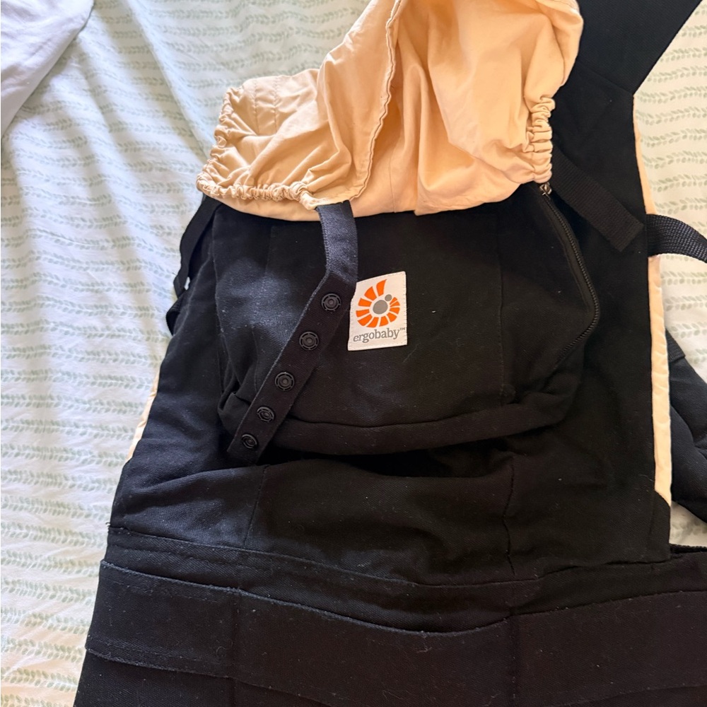 Ergobaby in Black and Cream
